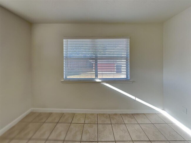 Building Photo - 10719 Scenic Dr