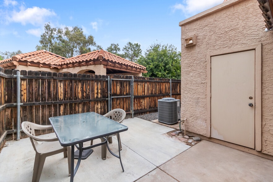 Building Photo - 4901 E Kelton Ln