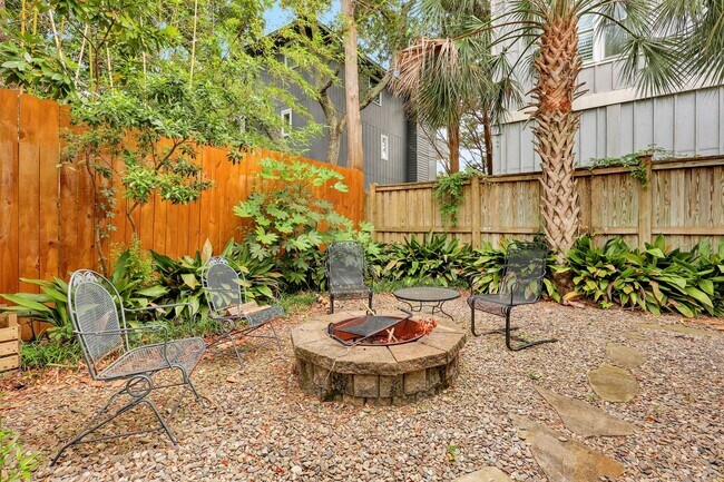 Building Photo - Furnished Off-Season 3bd/2ba Coastal Retreat with Screened Porch & Private Parking