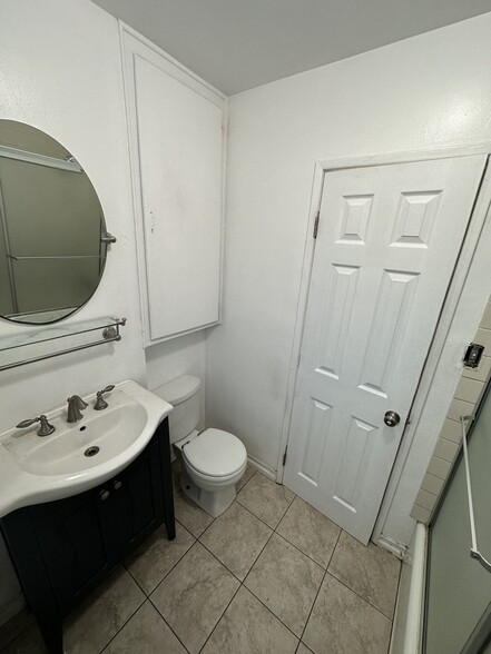 Full size bathroom - 3447 Caspian Ave