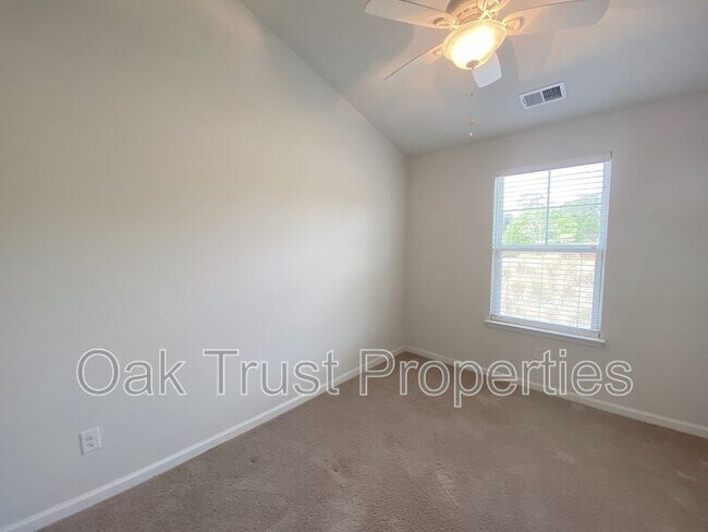 Building Photo - 121 Wild Holly Dr