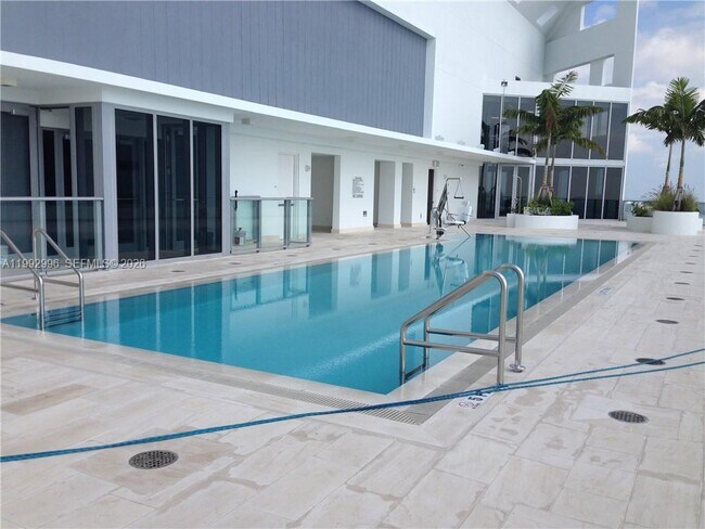 Building Photo - 1300 Brickell Bay Dr