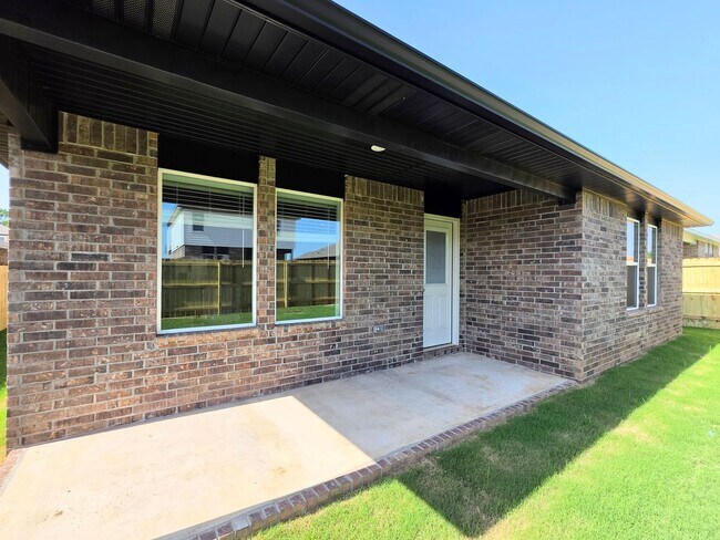 Building Photo - 618 S Neon Ave