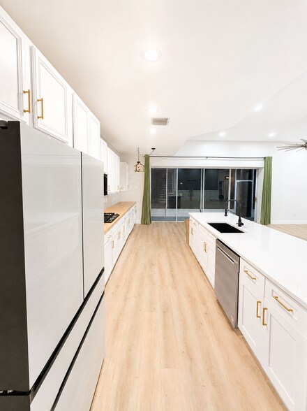 Building Photo - 10725 Banfield Dr