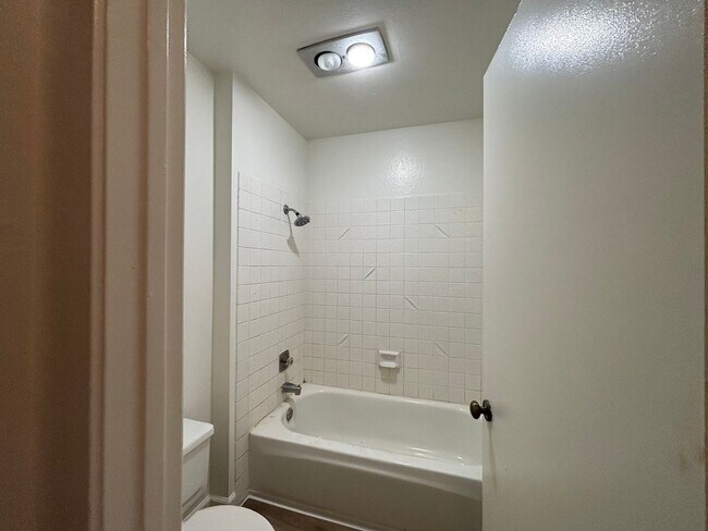 Building Photo - Spacious Updated Bonita Condo