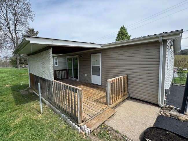 Building Photo - Renovated 3BR Home in Kingsport | Large Kitchen, W/D Included & Deck