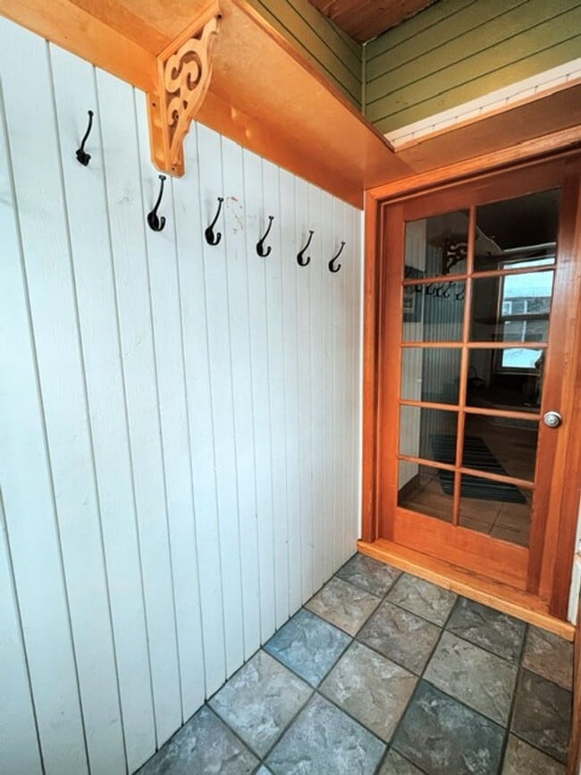 Building Photo - Spacious Midtown Two Bedroom with Utilitie...