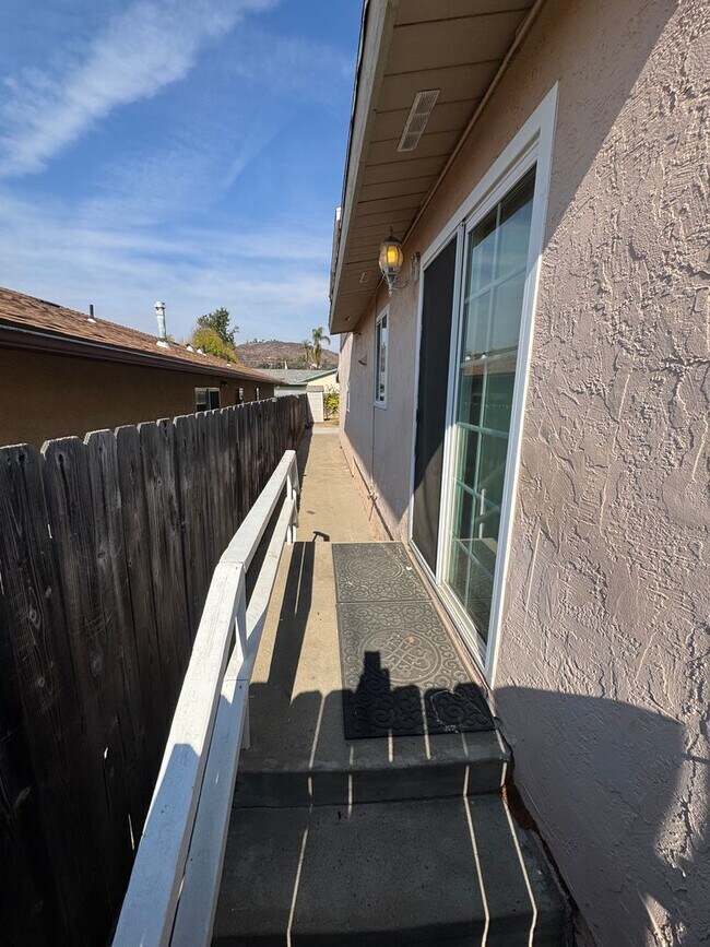 Building Photo - 5 Bedroom, 3.5 Bath, Beautiful 1,856 SQ FT...