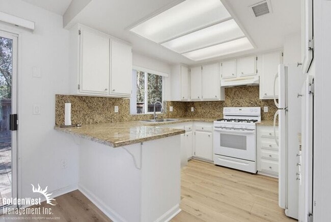 Building Photo - Charming 3Bdm 2Ba Home with Modern Updates and Private Outdoor Space in Gated Commnity!