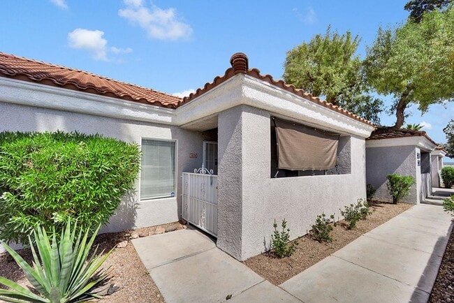 Building Photo - 2 BEDROOM 2 BATH CONDO NEW FLOORING