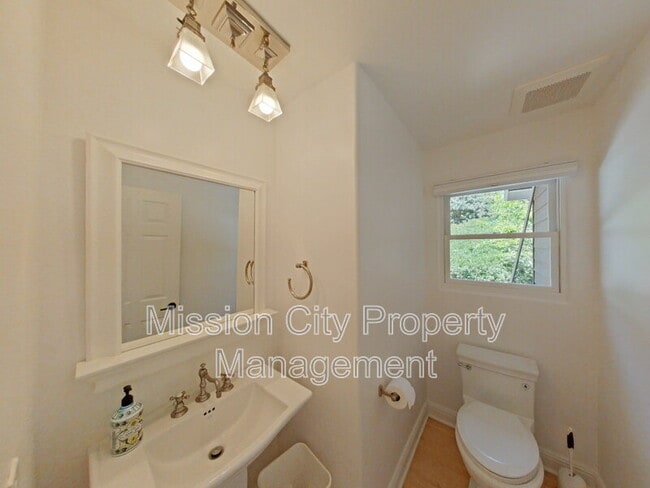 Building Photo - 2570 Lillie Ave