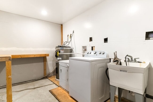 Building Photo - 3 Bedroom, 2 Bathroom Home with Full Finis...