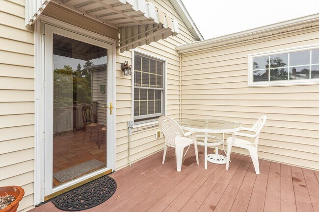 Building Photo - Fully Renovated 2-Bedroom Apartment – Locust Valley, NY