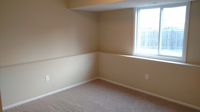 Building Photo - 4 bedroom, 3 bath home on quiet Cul-de-sac...