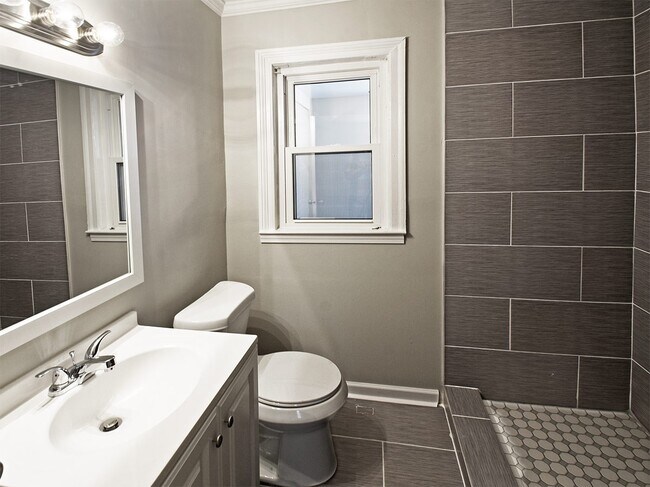 Building Photo - 3 Bed, 2 Bath near UOM