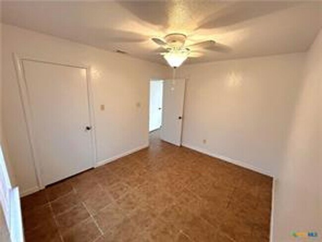 Building Photo - 2 Bed / 1 Bath Duplex Unit In Killeen