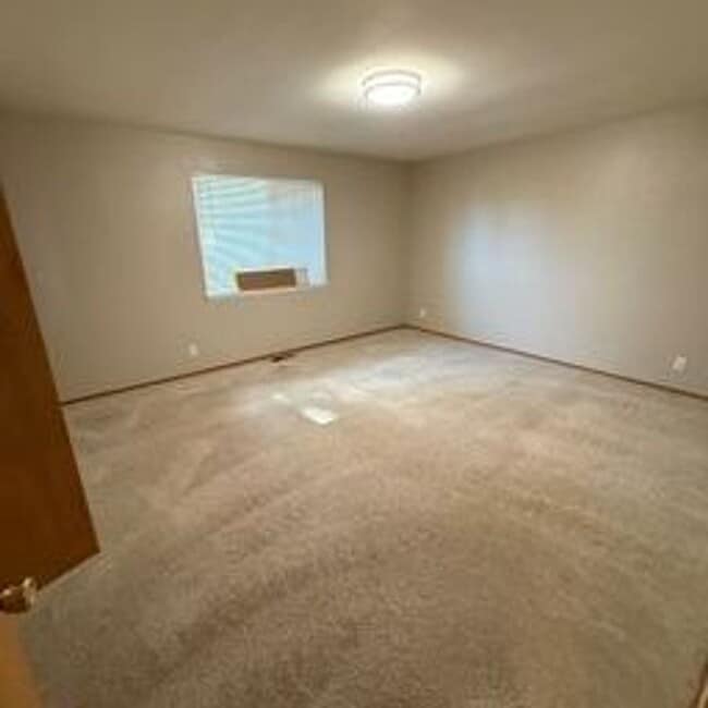 Building Photo - Beautiful home in highly desirable Bellevue neighborhood.