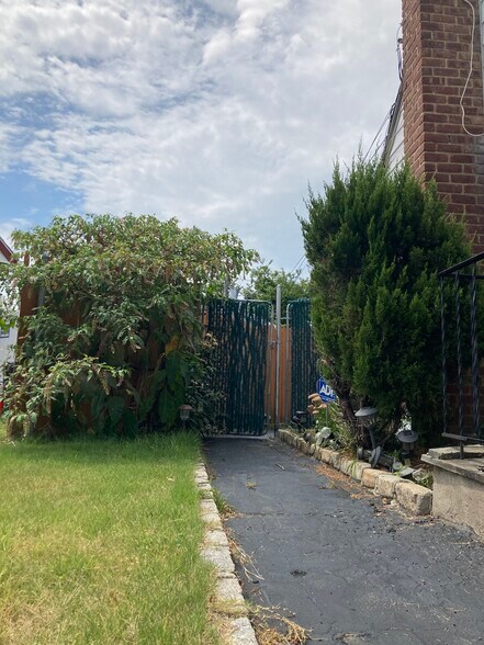 Gated walkway - 764 Lenore Ln