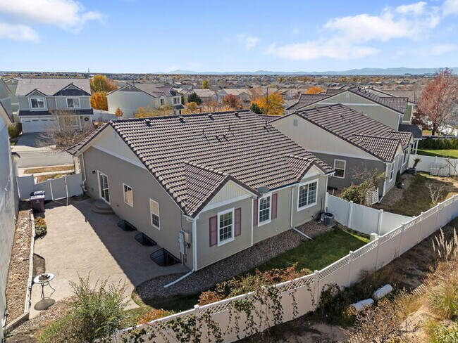 Building Photo - Light and bright 4-bedroom 3 bath beauty i...