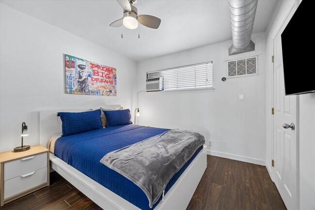 Building Photo - 1510 W 6th St