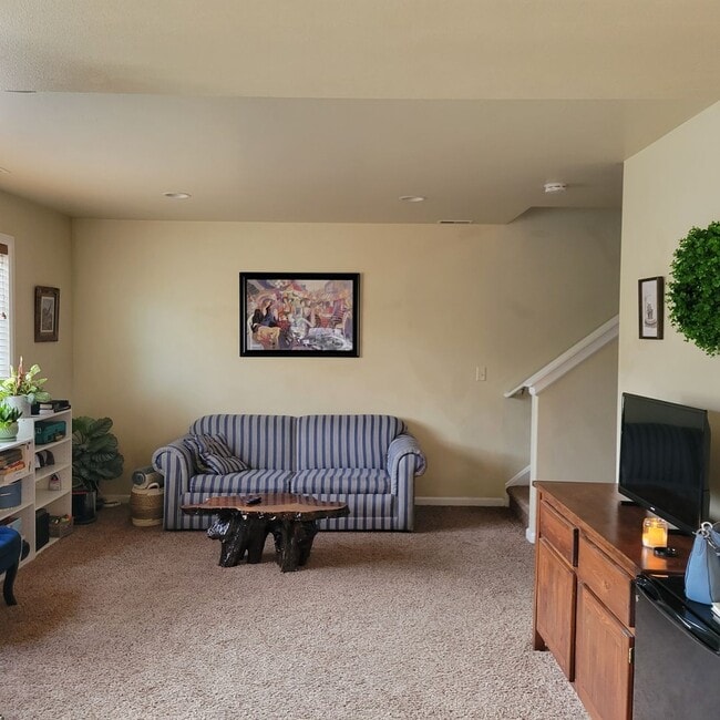 Building Photo - 3 Bed 2.5 Bath with double attached garage in Bozeman