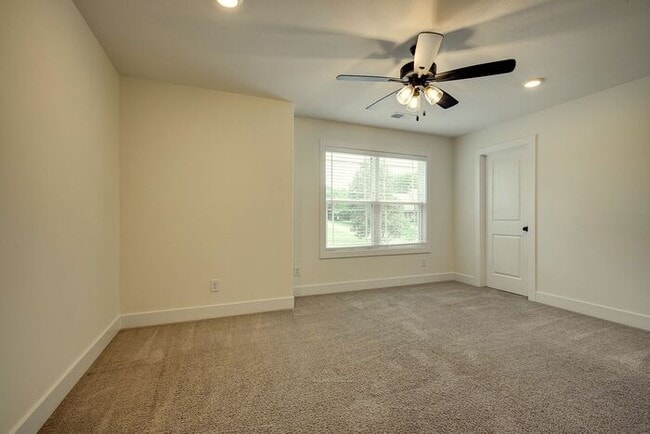 Building Photo - 420 Stonemeadow Rd