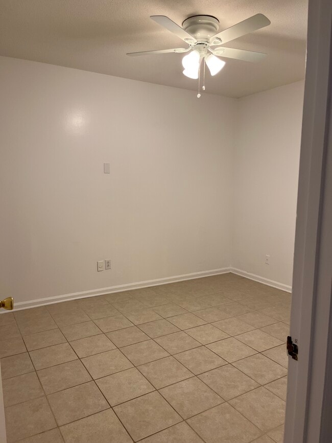 Building Photo - 877 Donaldson Rd