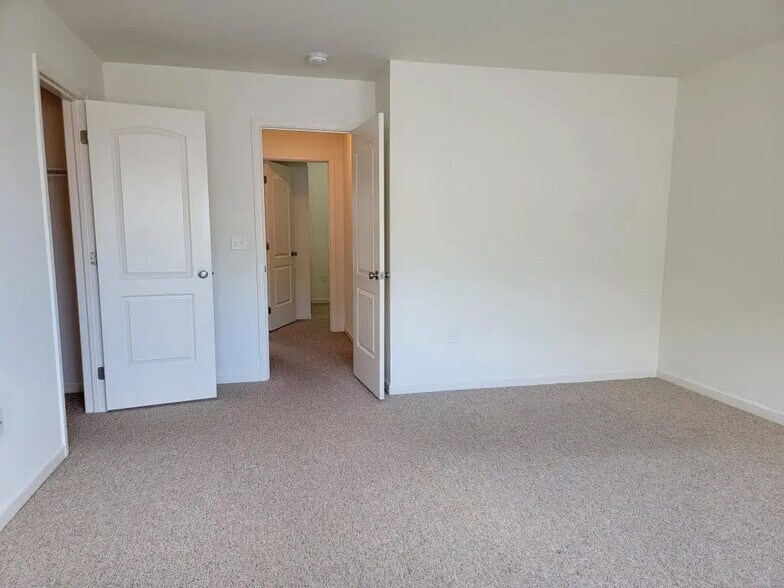 Building Photo - 639 Winding Ln