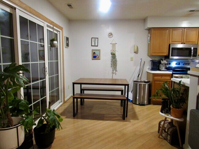 Building Photo - 302 S Hill Ln