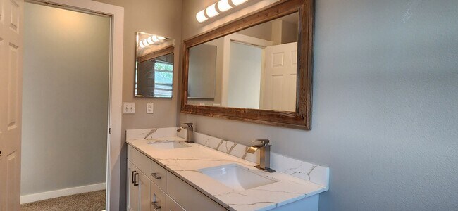 Building Photo - 5 bedroom 2.5 Bathroom single family home ...