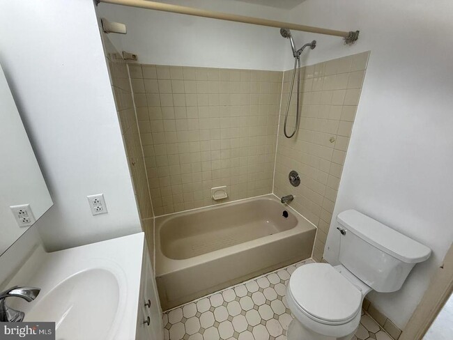 Building Photo - 922 Montgomery Ave