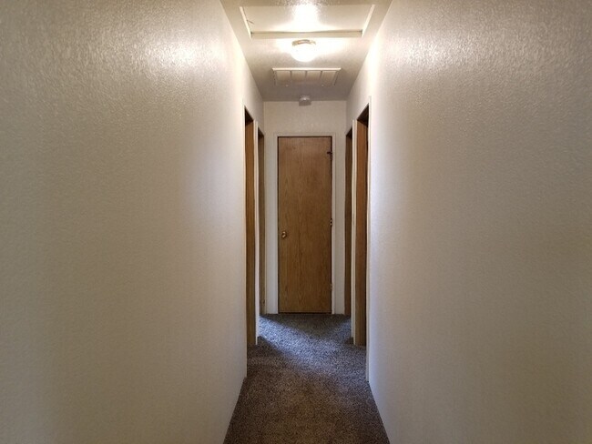 Building Photo - 1685 Cloverlawn Dr