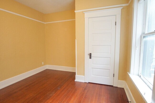 Building Photo - Fantastic 1-Bed w/ Hardwoods, DW, and SO M...