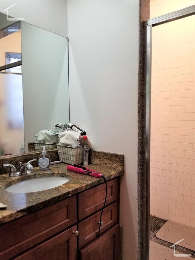 Building Photo - 3Br/1Bth apartment in Boston! Great location! Laundry in UNIT!