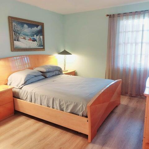 Building Photo - 767 Burgundy B