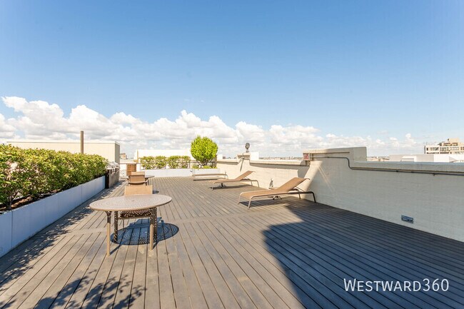 Building Photo - 758 N Larrabee-726