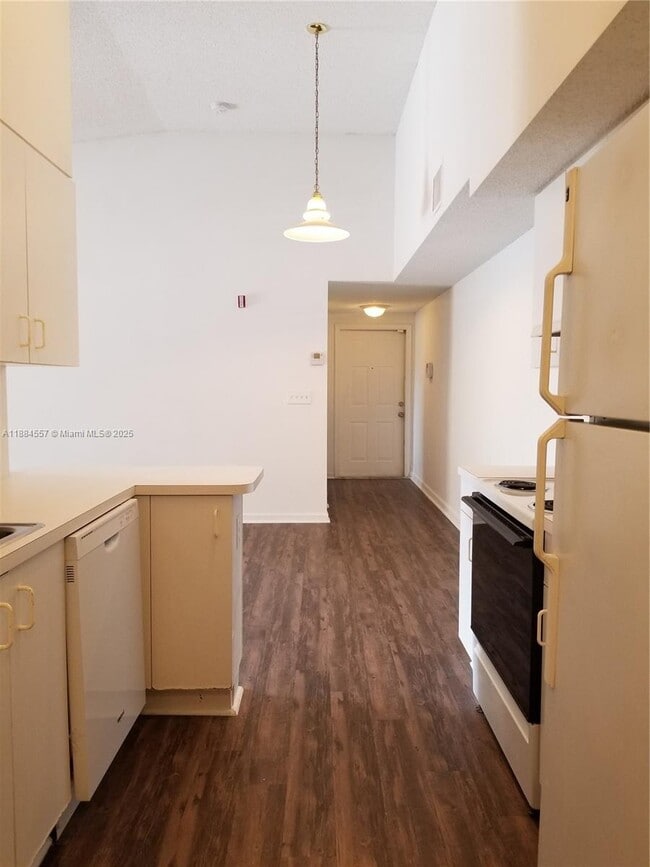 Building Photo - 3211 Sabal Palm Manor