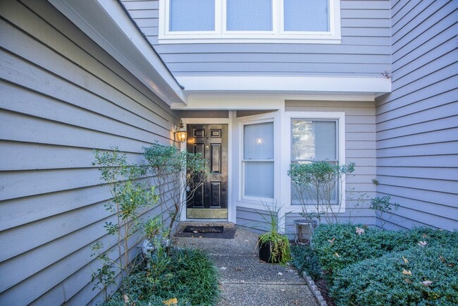 Building Photo - Lovely 3 bedroom, 2.5 Bathroom townhouse s...
