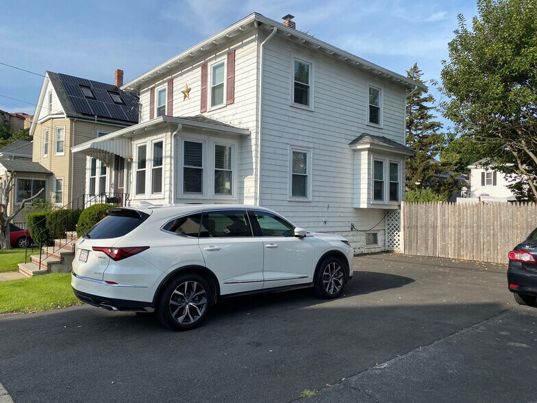 Primary Photo - 40 Bellvale St