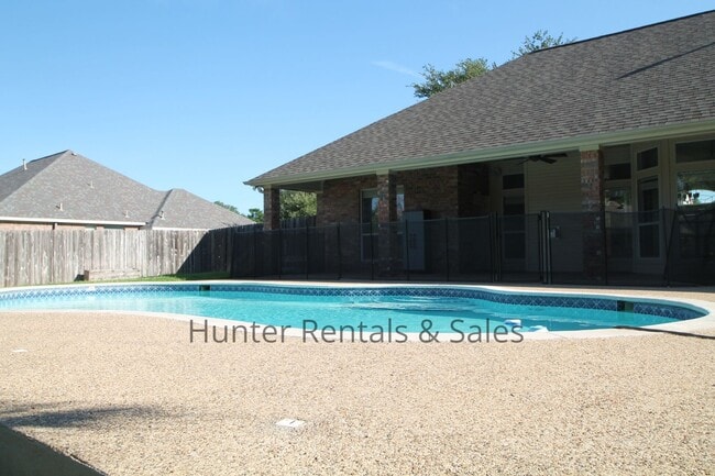 Building Photo - Country Trails Gem with a Pool Made for Te...