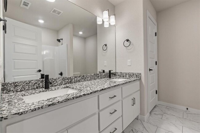 Building Photo - 224 S Benchmark Ln