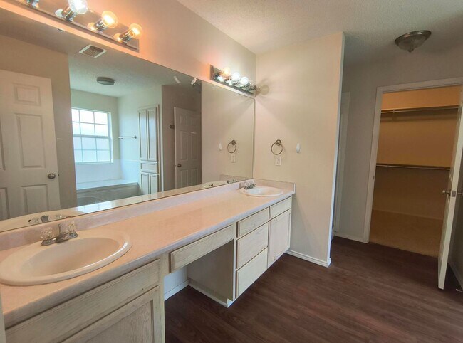 Building Photo - Nice and Spacious 3 bedroom, 2 bath home in Southland!
