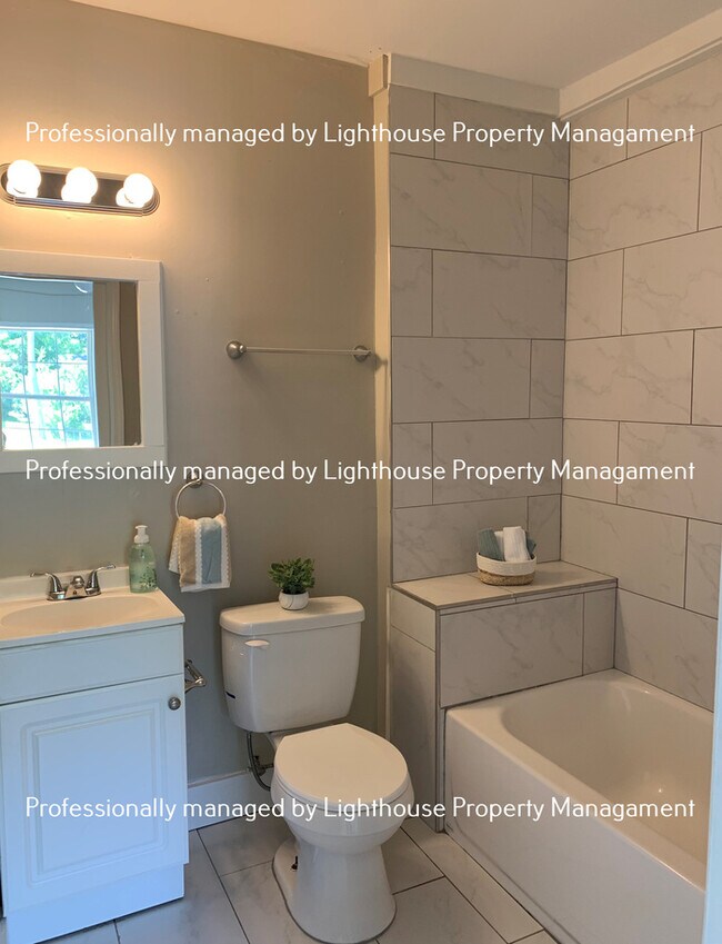 Building Photo - Bright 3 Bedroom Home With Open Layout And Storage Space