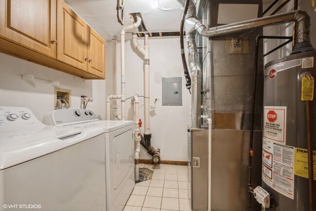 Building Photo - 7411 N Claremont Ave