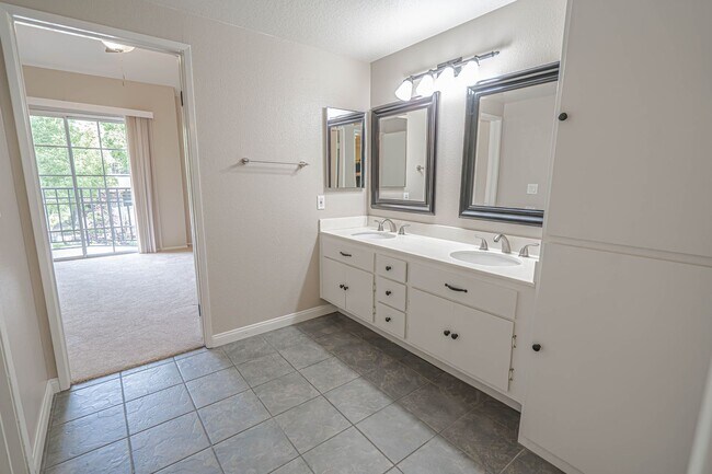 Building Photo - COMING SOON! 2 Bedroom Condo in Valencia!