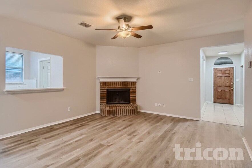 Building Photo - 7101 Crenshaw Dr