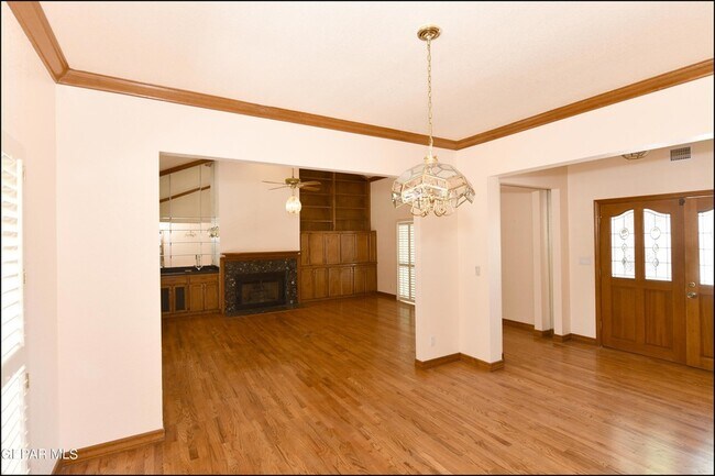 Building Photo - 1004 Los Jardines Cir