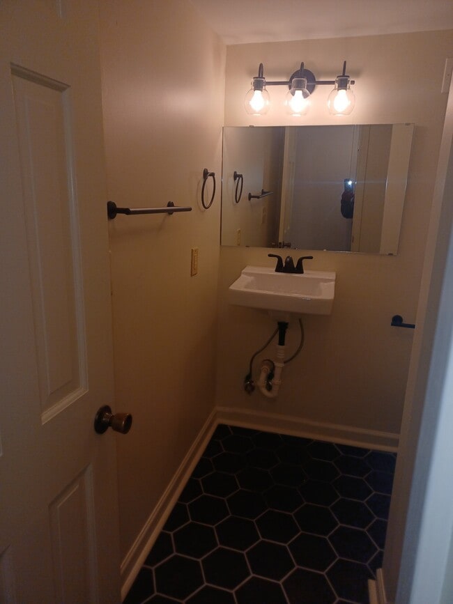 Building Photo - 611 Poplar St