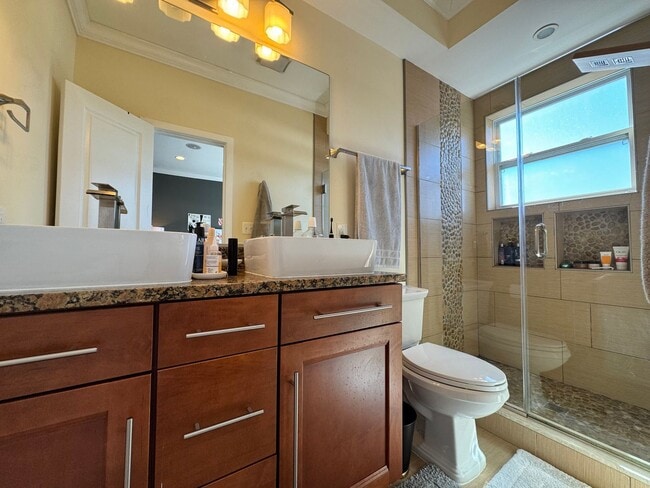 Building Photo - Beautiful 3 Bed 3 Bath Condo with a Roofto...