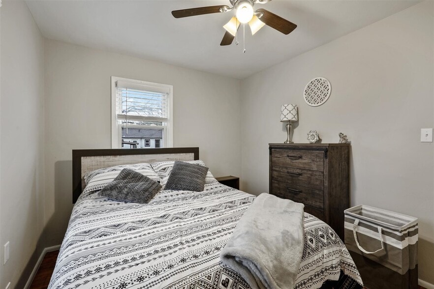 2nd Bedroom, Queen Bed - 903 N Gregory St
